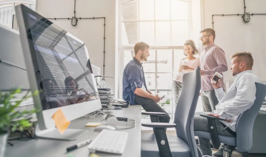 Kto tworzy strony internetowe? Poznaj kluczowe role i specjalistów